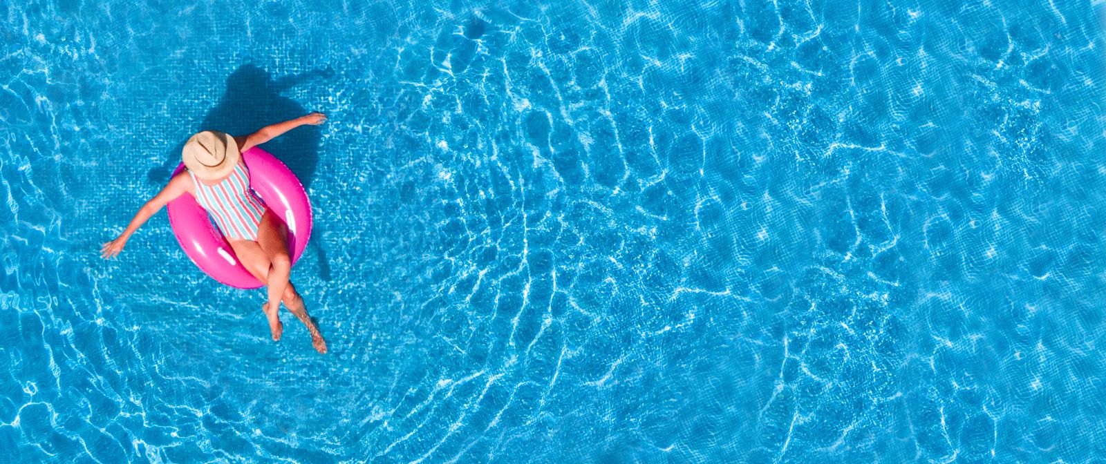 a person swimming in a pool